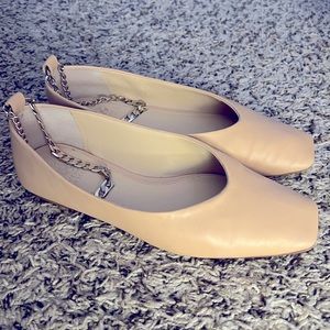 Vince Camille nude square toe flats 8.5 with gold ankle chain. Soft leather